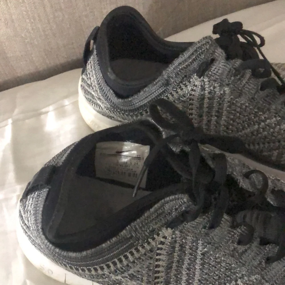 Nike tennis shoes - Picture 5 of 7